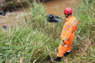 Carro capota dentro de rio e quatro pessoas ficam feridas