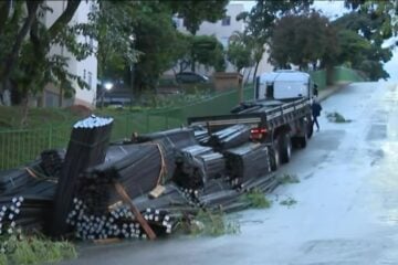 Carreta que transportava madeira tomba nesta madrugada no bairro Floramar, em BH