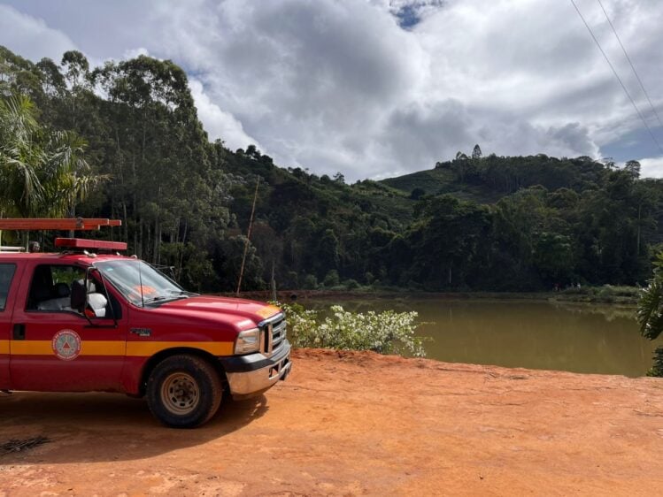 Jovem sai de casa durante a noite e é encontrado morto em lagoa