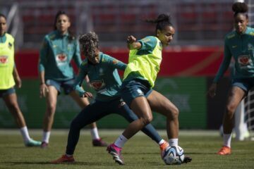 Seleção feminina de futebol enfrenta Alemanha em último desafio antes do Mundial