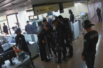 Durante invasão ao Palácio do Planalto agentes do GSI olhavam celulares e brincavam entre si