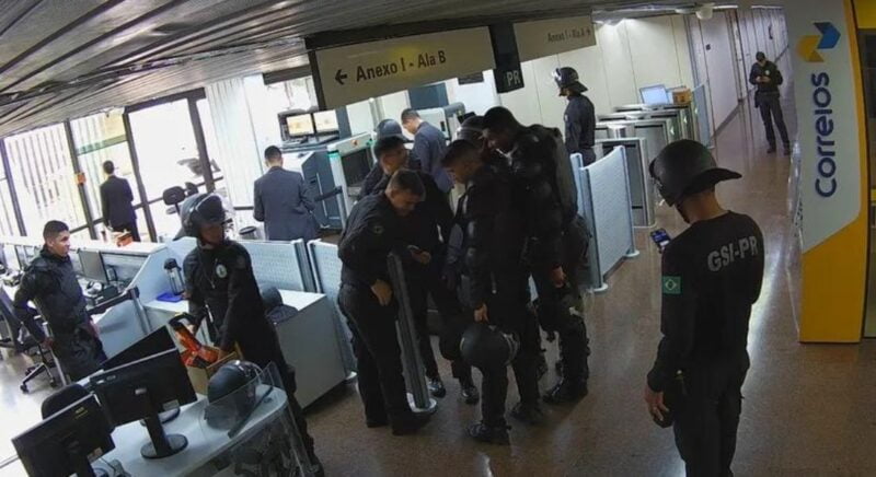 Durante invasão ao Palácio do Planalto agentes do GSI olhavam celulares e brincavam entre si