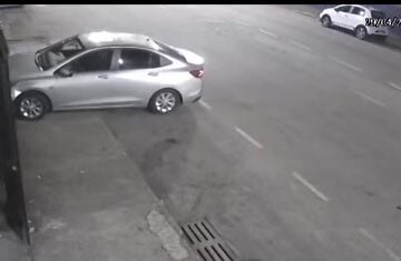 Carro se choca contra portão da Distribuidora Itabirana e motorista foge logo em seguida