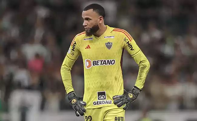 Polícia indicia mulher por crimes de perseguição e extorsão contra goleiro Everson