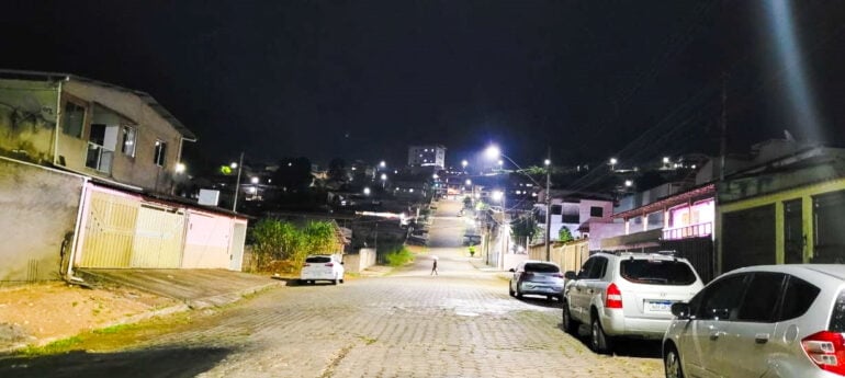 Bairros Teresópolis e Petrópolis recebem luminárias de LED em Monlevade