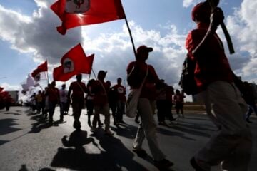 Líder do MST se rebela contra o governo Lula
