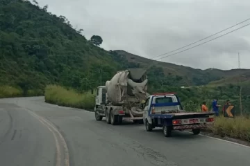 Carro capota e desce ribanceira na BR-381, próximo ao Siribi