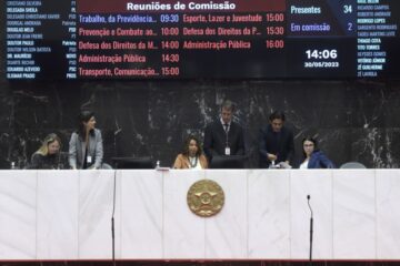 Deputados recebem projeto para pagamento do piso nacional da educação