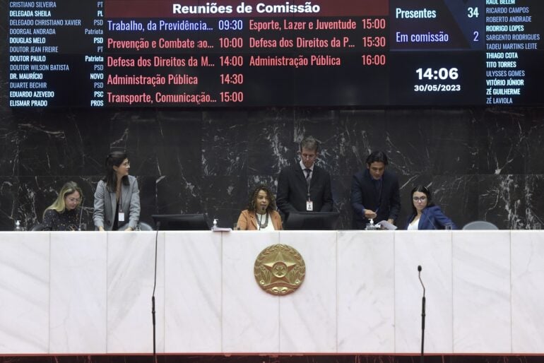 Deputados recebem projeto para pagamento do piso nacional da educação