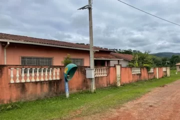 Vetão e Rose Félix anunciam que escola não será mais fechada; SME não confirma