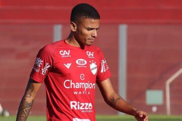 Jogador é banido do futebol por envolvimento em esquema de manipulação de jogos