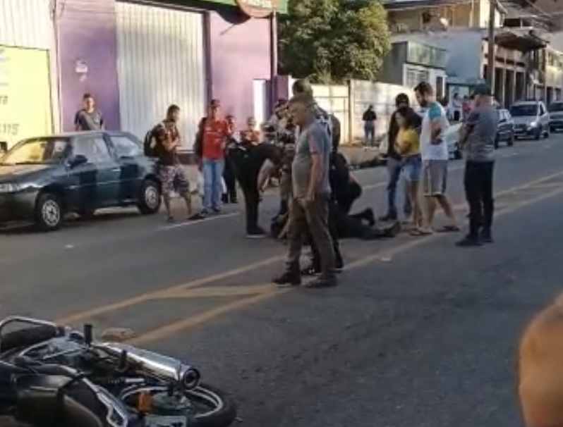 Acidente na avenida Gentil Bicalho deixa motociclista ferido em Monlevade
