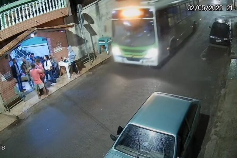 Homem morre ao ser atropelado por ônibus no Campestre