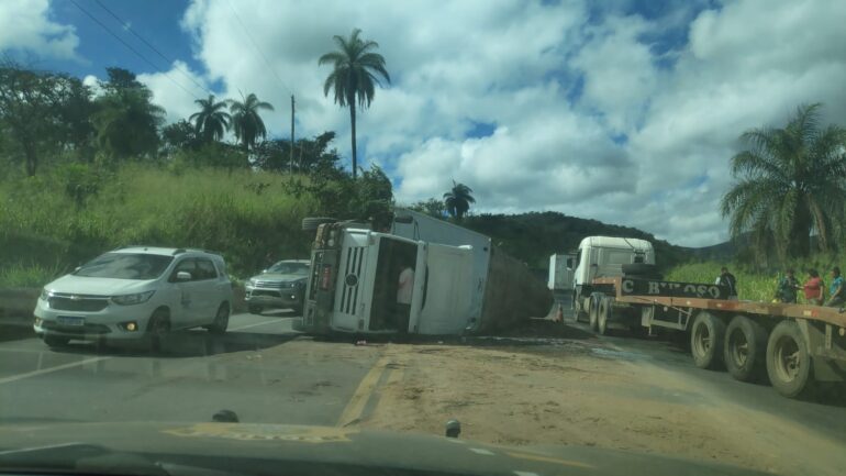 Carreta tomba na BR-381 e complica trânsito na manhã desta segunda-feira