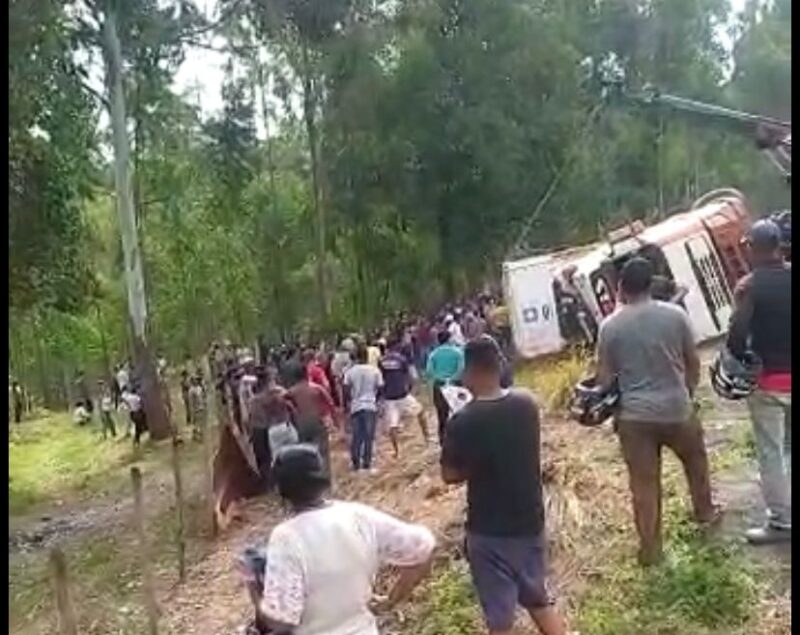 Populares saqueiam carga após tombamento de carreta na BR-381