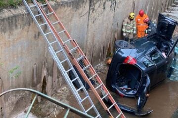 Carro cai dentro de canal e mulher fica ferida