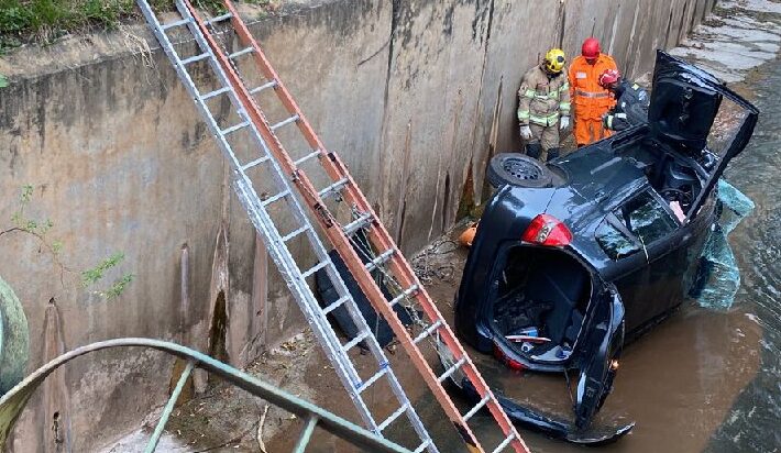 Carro cai dentro de canal e mulher fica ferida