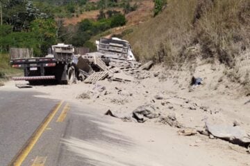 Acidente com carreta deixa motorista ferido na estrada de Nova Era