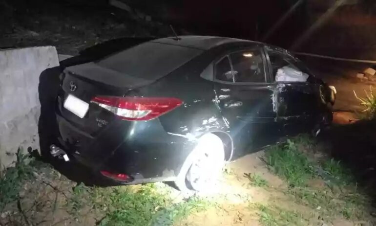 Homem foge de blitz, quase atropela policiais e bate carro em Belo Horizonte