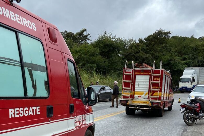 Motorista fica ferido ao tombar carreta na BR-381 em São Gonçalo