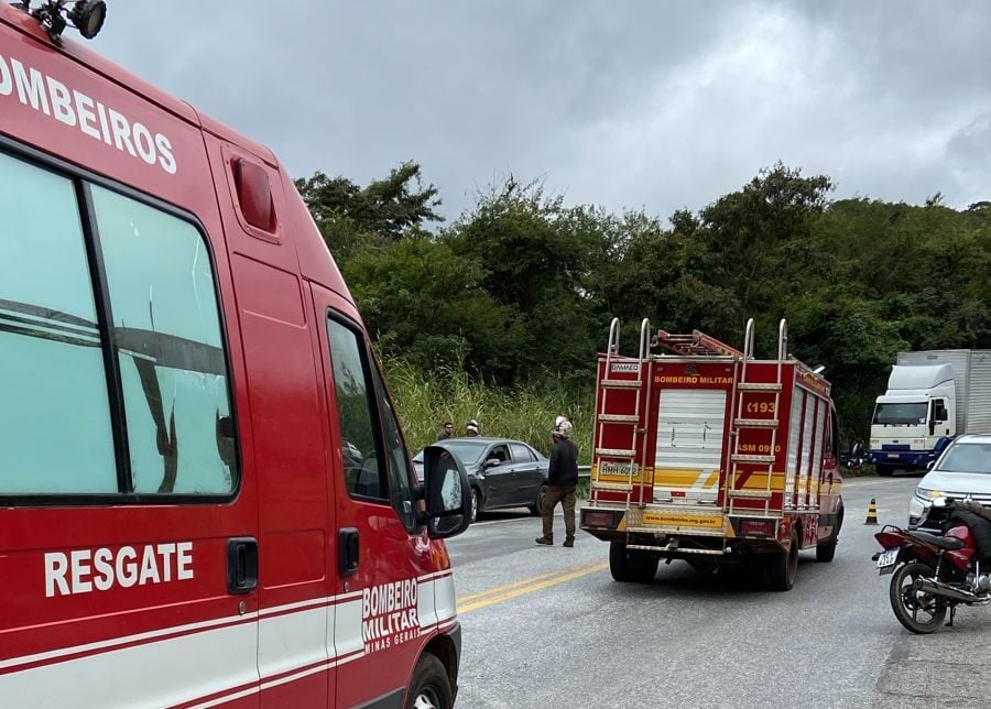 Motorista fica ferido ao tombar carreta na BR-381 em São Gonçalo
