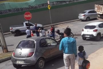 Mulher cai de moto na rua Maria Gomes, no bairro Água Fresca