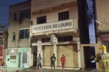 Incêndio consome segundo andar de residência, no Juca Batista