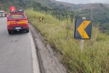 Mulher é socorrida após despencar com carro em ribanceira
