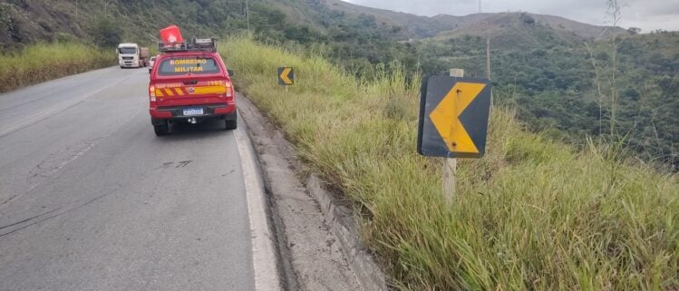 Mulher é socorrida após despencar com carro em ribanceira