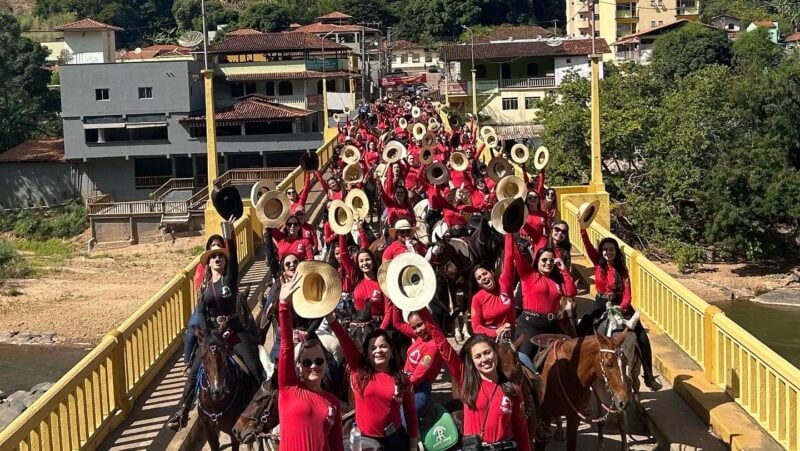 Com homenagens, II Cavalgada do Batom reúne mais de 300 cavaleiras em Ferros 