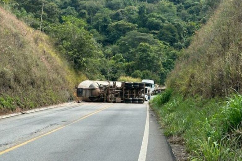 Estrada de Nova Era é interditada devido acidente com carreta