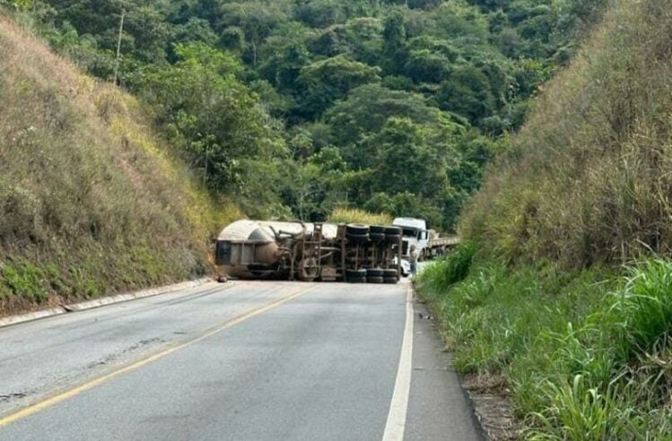 Estrada de Nova Era é interditada devido acidente com carreta