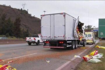 Acidente envolvendo dois caminhões causa lentidão de 10km no Anel Rodoviário
