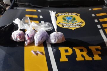 PRF apreende 250 pinos de cocaína dentro de carro em Minas Gerais