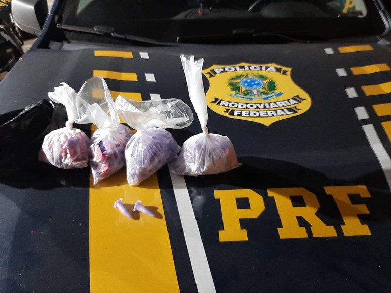 PRF apreende 250 pinos de cocaína dentro de carro em Minas Gerais