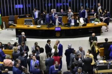 Urgência de votação do novo arcabouço fiscal é aprovada com votos de partidos de oposição ao presidente Lula