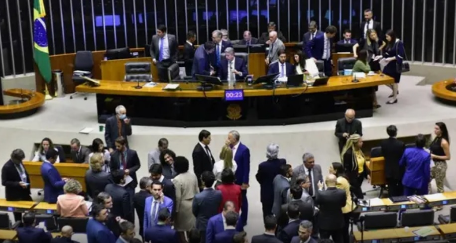 Urgência de votação do novo arcabouço fiscal é aprovada com votos de partidos de oposição ao presidente Lula
