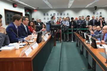 Tapa na mesa, bate-boca e suco de uva: CPI do MST começa com confusão entre parlamentares