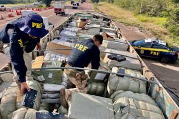 Dois idosos são presos transportando carreta com carga milionária de contrabando