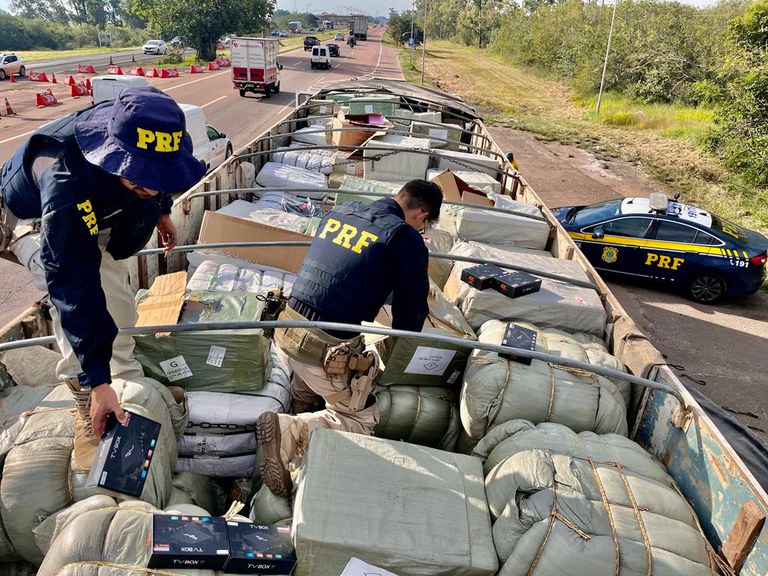 Dois idosos são presos transportando carreta com carga milionária de contrabando