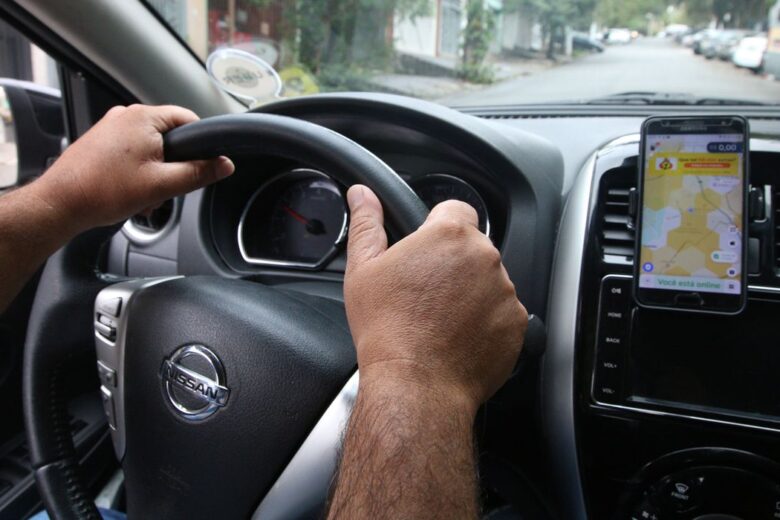 Em BH: motorista e aplicativo de transporte devem pagar indenização a passageira por acidente