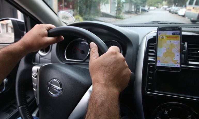 Em BH: motorista e aplicativo de transporte devem pagar indenização a passageira por acidente