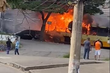 Ônibus fica destruído após pegar fogo em Belo Horizonte