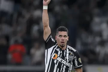 Paulinho marca duas vezes, Atlético-MG vira sobre o Athletico-PR e respira na Libertadores