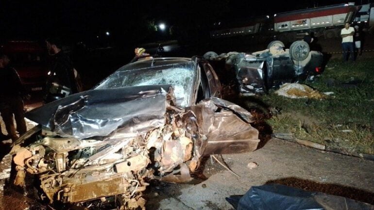 Acidente na BR-262 deixa quatro pessoas mortas e criança em estado grave