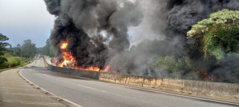 Caminhão que transportava diesel explode e fecha BR-040