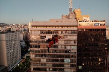 Corpo de Bombeiros realiza curso de salvamento em altura na Afonso Pena, em BH