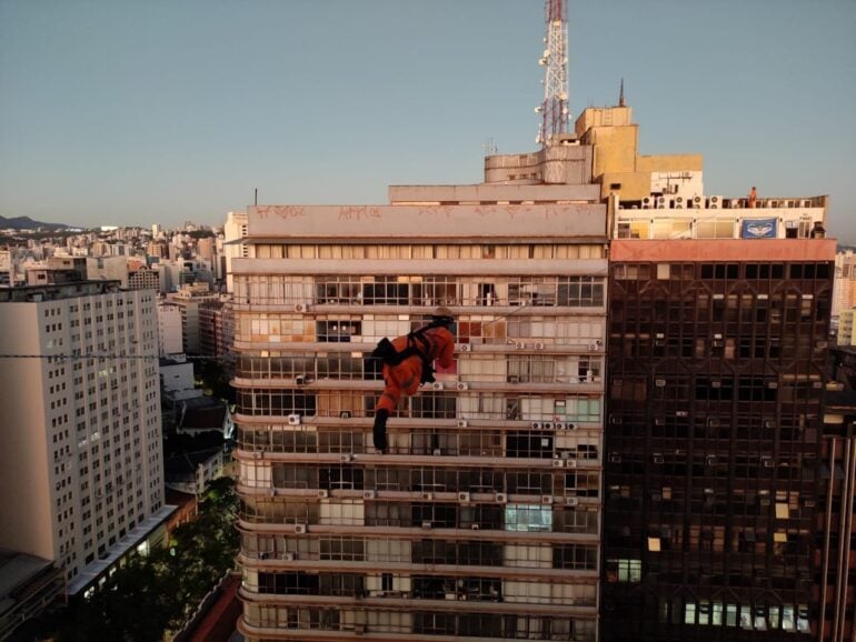 Corpo de Bombeiros realiza curso de salvamento em altura na Afonso Pena, em BH