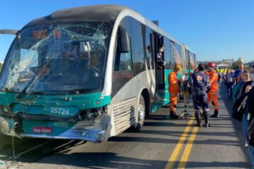 Acidente entre ônibus do Move deixa feridos e complica trânsito no Centro de BH