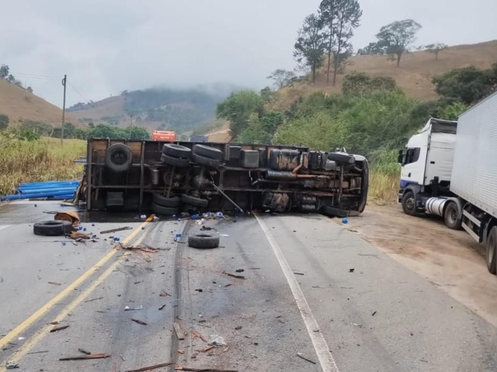 Caminhão carregado de tubos PVC tomba e fecha a BR-381, em Nova Era